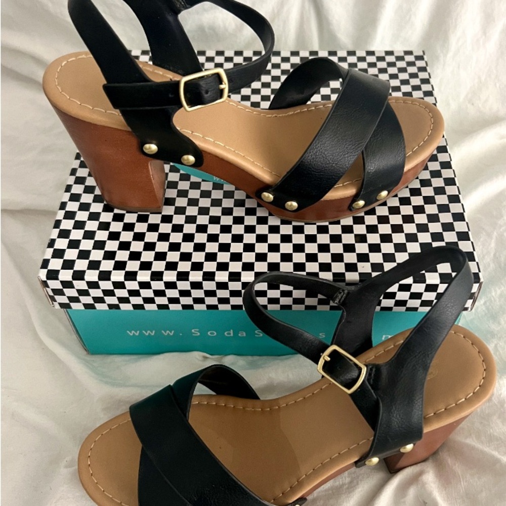 👑✅PRICE FIRM✅Black and Brown Strappy Studded Sandals - Picture 7 of 16